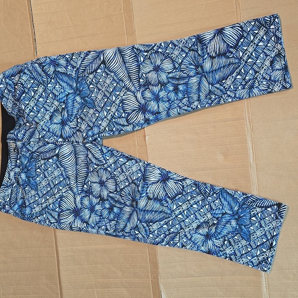 Chico's So Slimming navy blue/white polynesian print cropped pants-0 - Picture 4 of 8